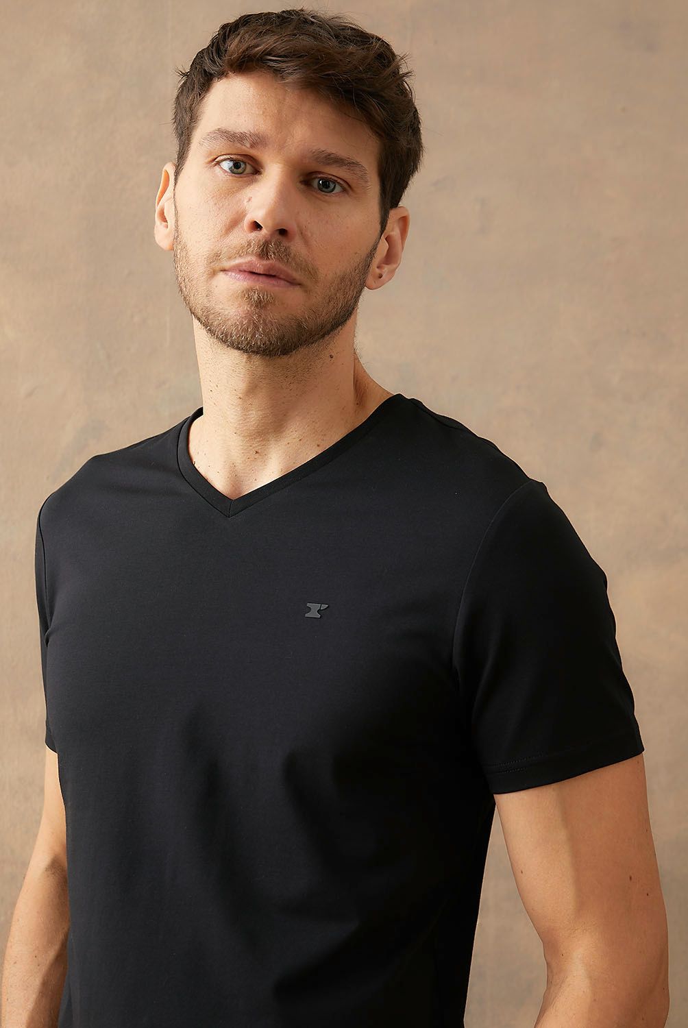 WOLF&HANK - Polera Manga Corta Algodón Cuello V Hombre Wolf&Hank