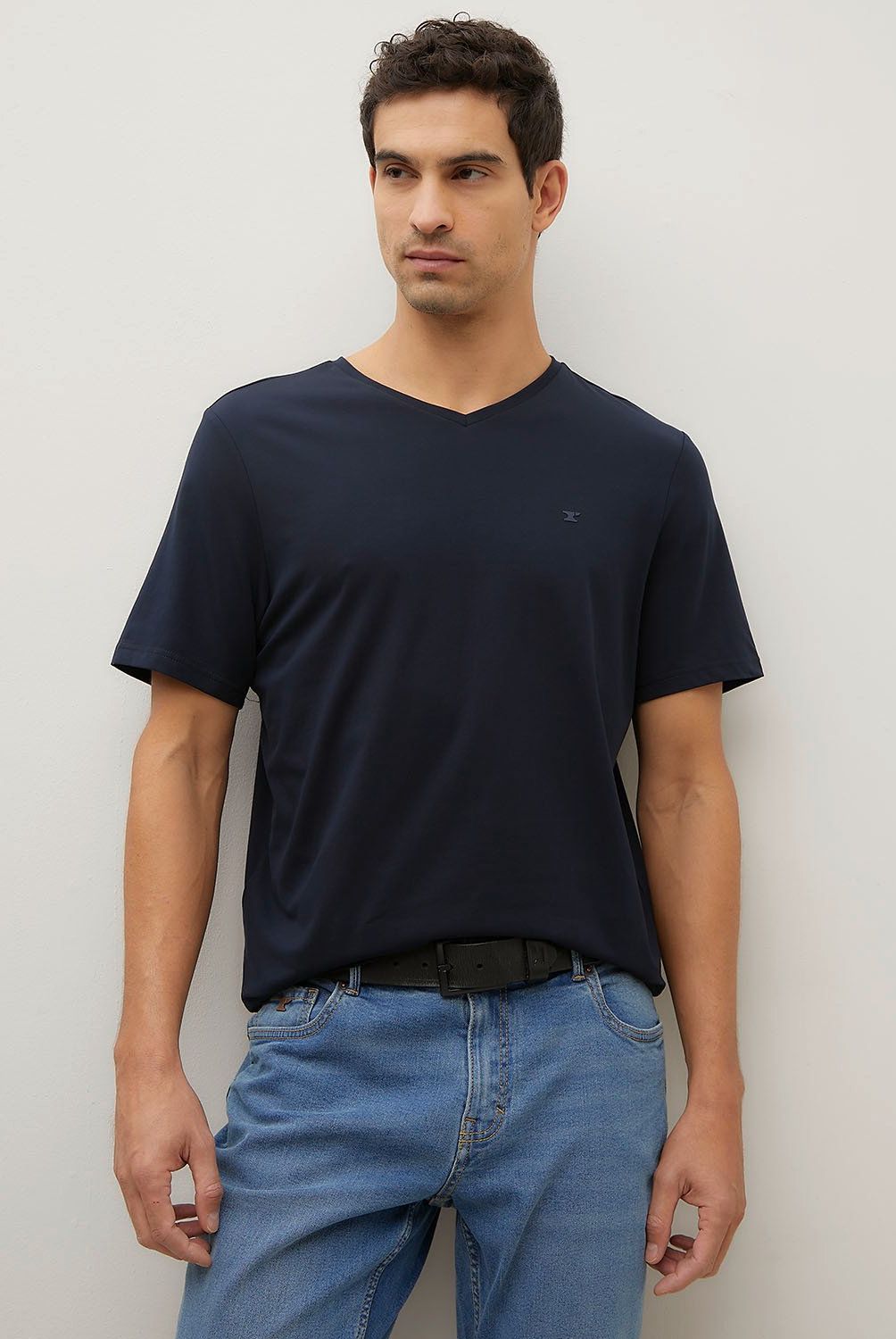 WOLF&HANK - Polera Manga Corta Algodón Cuello V Hombre Wolf&Hank