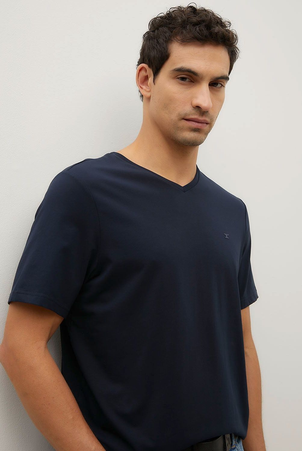 WOLF&HANK - Polera Manga Corta Algodón Cuello V Hombre Wolf&Hank