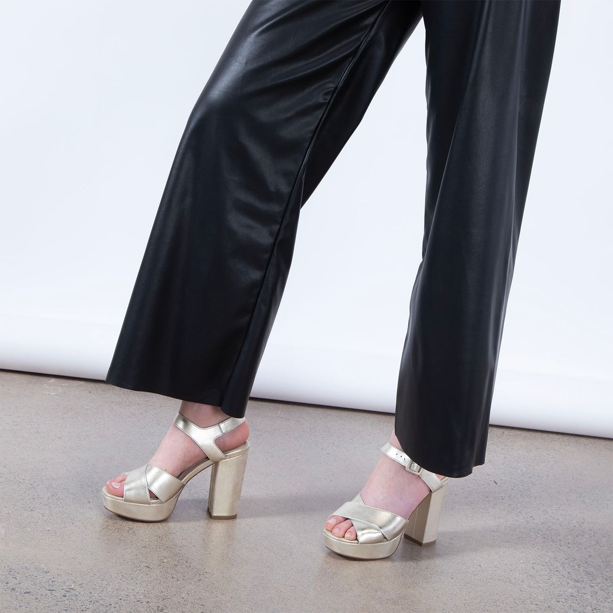 BASEMENT - Sandalia Mujer Negro Basement