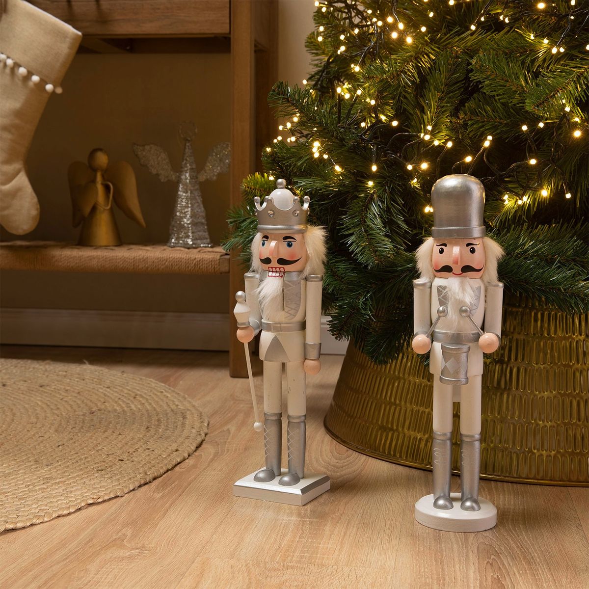 MICA - Cascanueces 38 Cm Mica