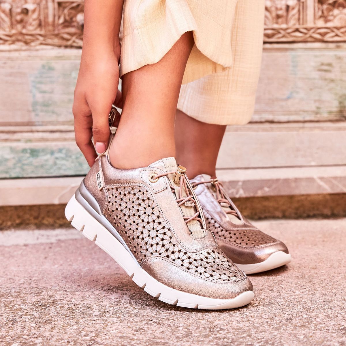 PIKOLINOS - Pikolinos Zapatilla Urbana Mujer Cuero Dorada