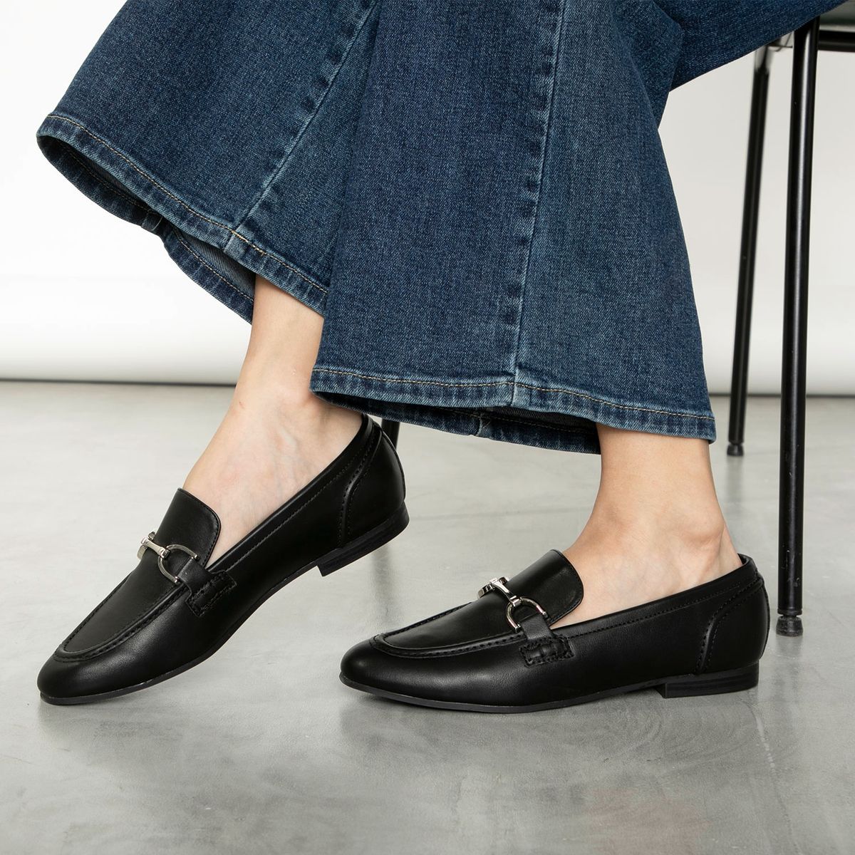 BASEMENT - Mocasín Mujer Negro con Hebilla Basement