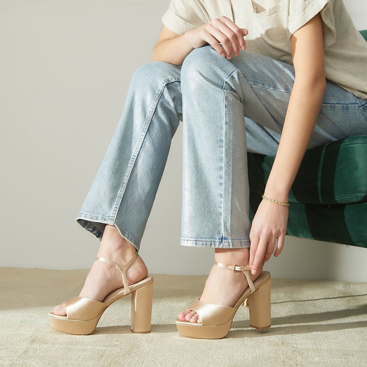 BASEMENT - Sandalia Mujer Dorado Basement