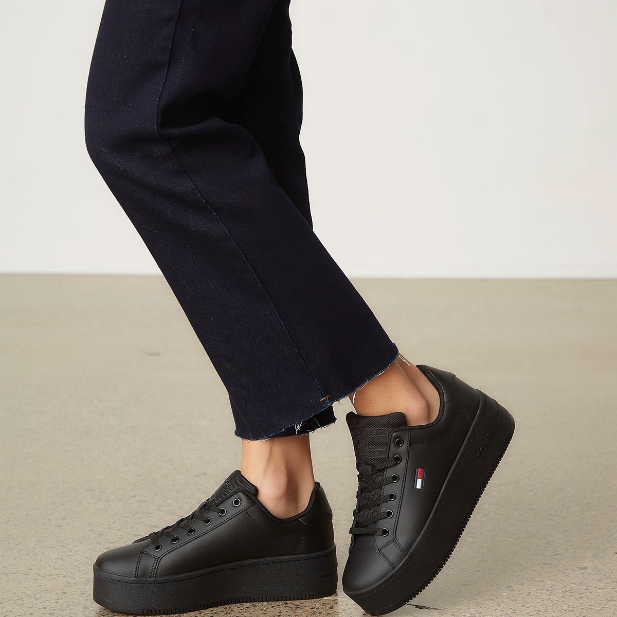 TOMMY HILFIGER - Zapatilla Urbana Mujer Cuero Negro Tommy Hilfiger