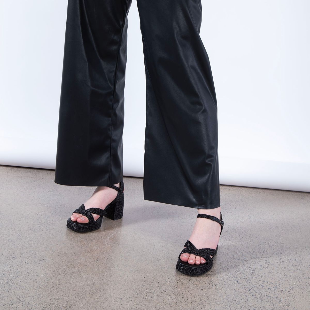 BASEMENT - Sandalia Mujer Negro Basement