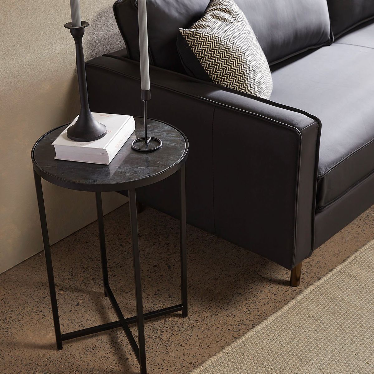 BASEMENT HOME - Mesa Lateral Imperial Redonda Mármol Negro Basement Home