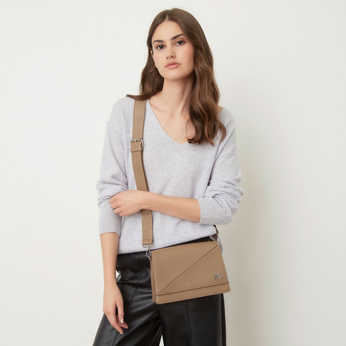 BASEMENT - Bandolera Mujer Negra Basement