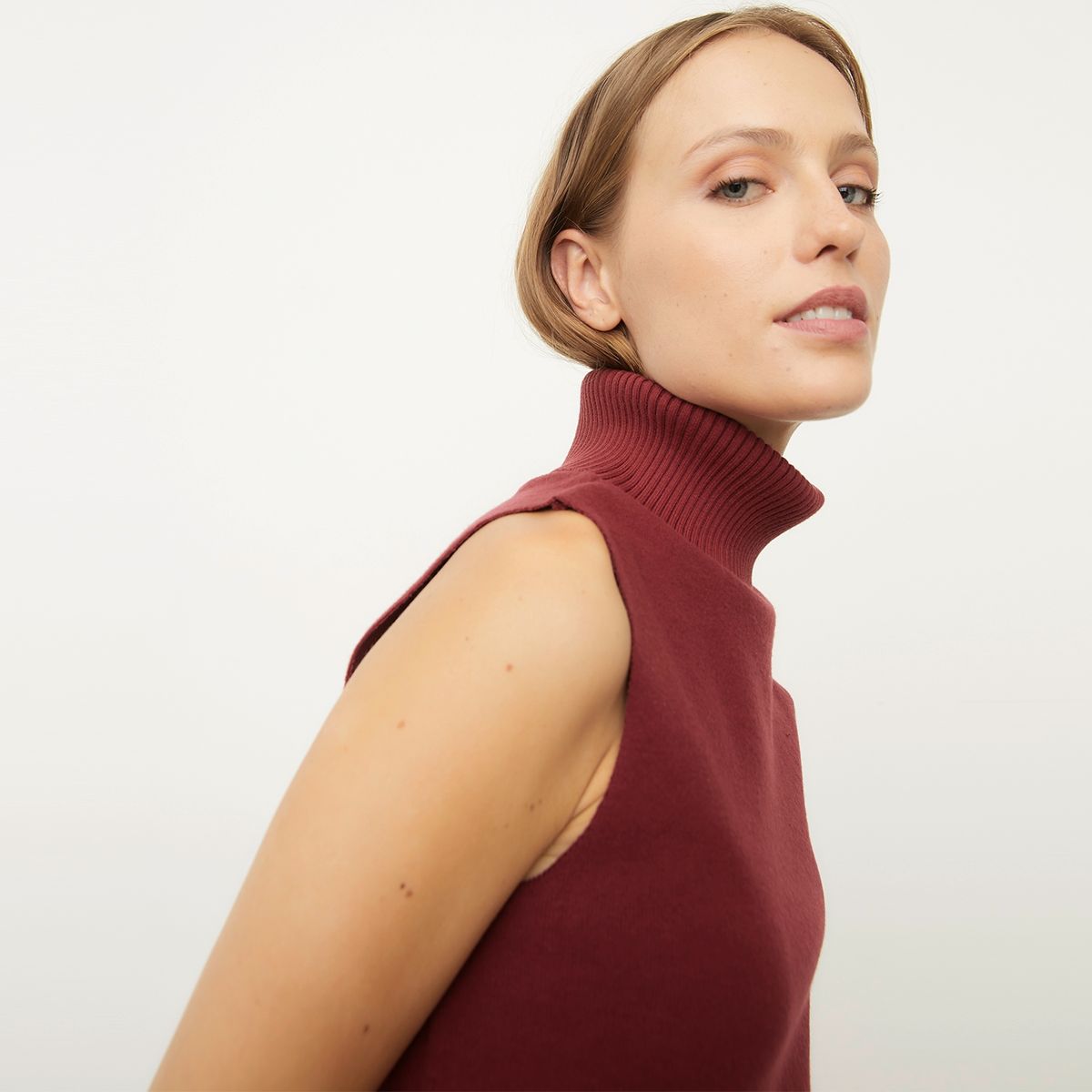 BASEMENT - Sweater Sin Mangas Mujer Basement