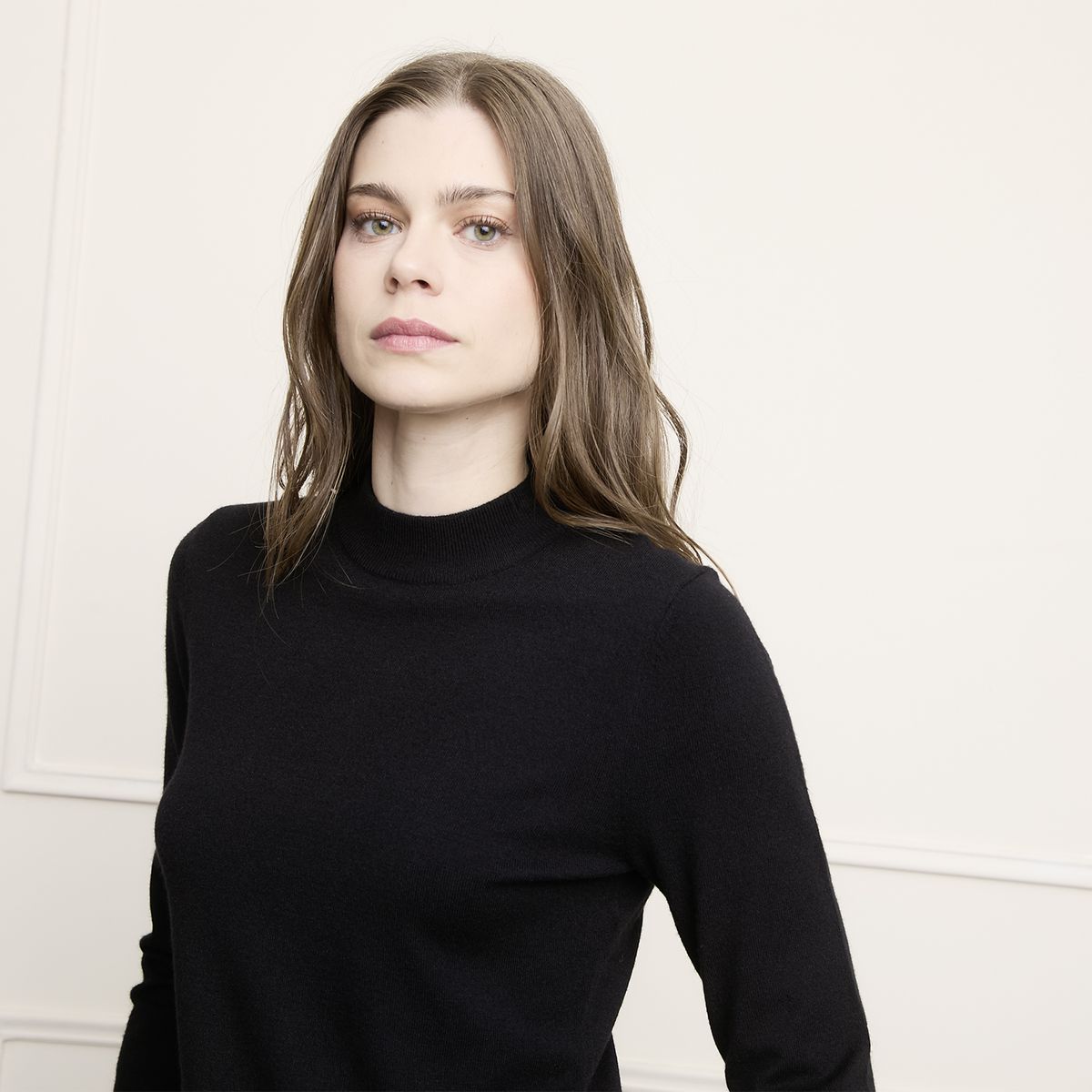 BASEMENT - Sweater Manga Larga Basement Mujer Cuello Alto Liso