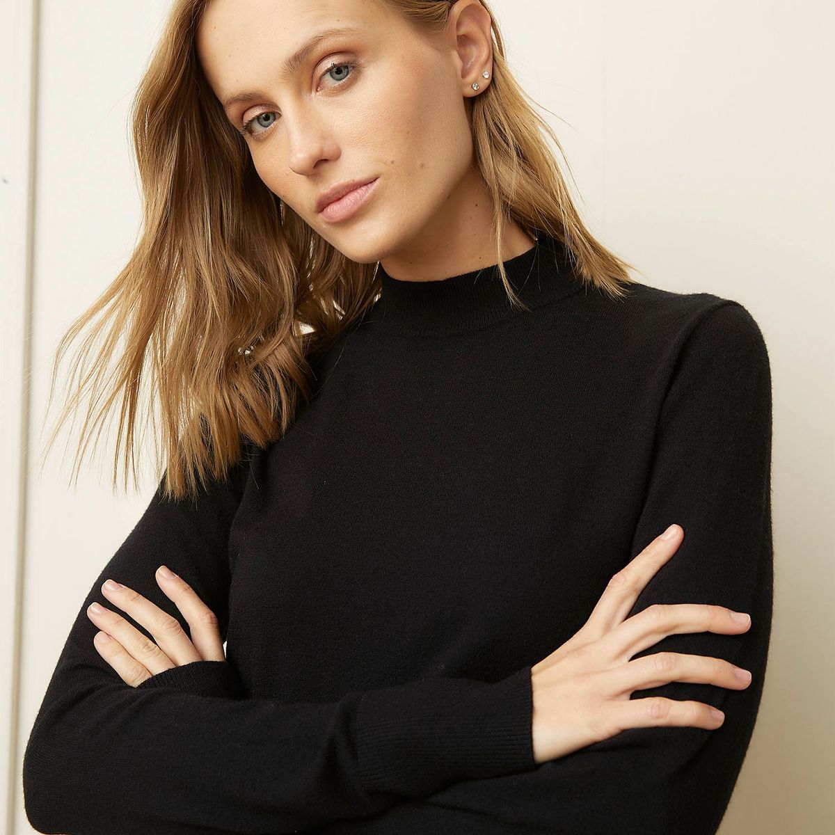 BASEMENT - Sweater Manga Larga Basement Mujer Cuello Alto Liso