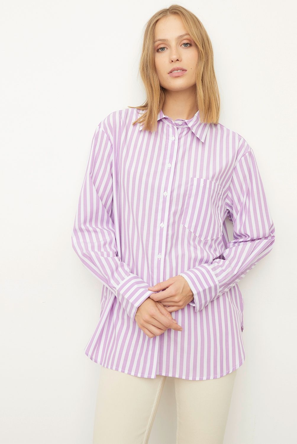 BASEMENT - Blusa Basement Oversize Manga Larga Cuello Clásico Tachas Mujer