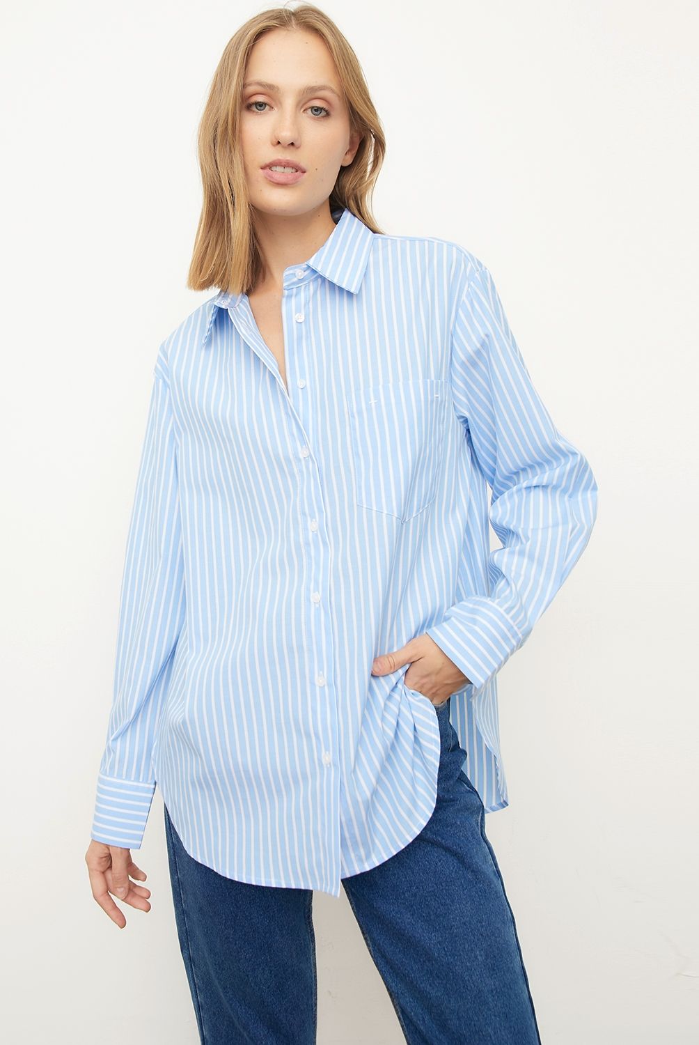 BASEMENT - Blusa Basement Oversize Manga Larga Cuello Clásico Tachas Mujer