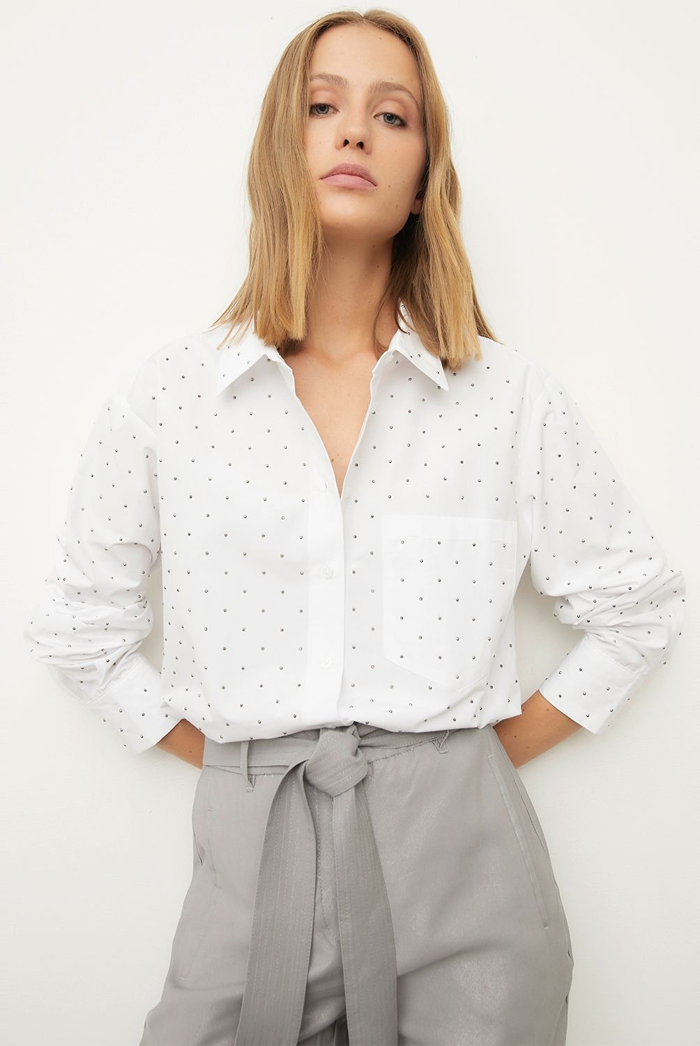BASEMENT - Blusa Basement Oversize Manga Larga Cuello Clásico Tachas Mujer