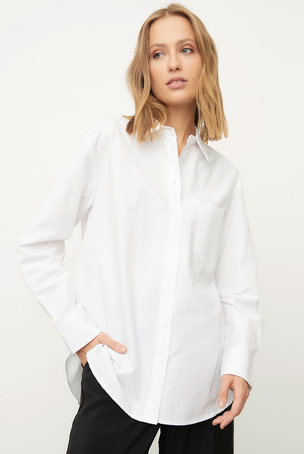 BASEMENT - Blusa Basement Oversize Manga Larga Cuello Clásico Tachas Mujer