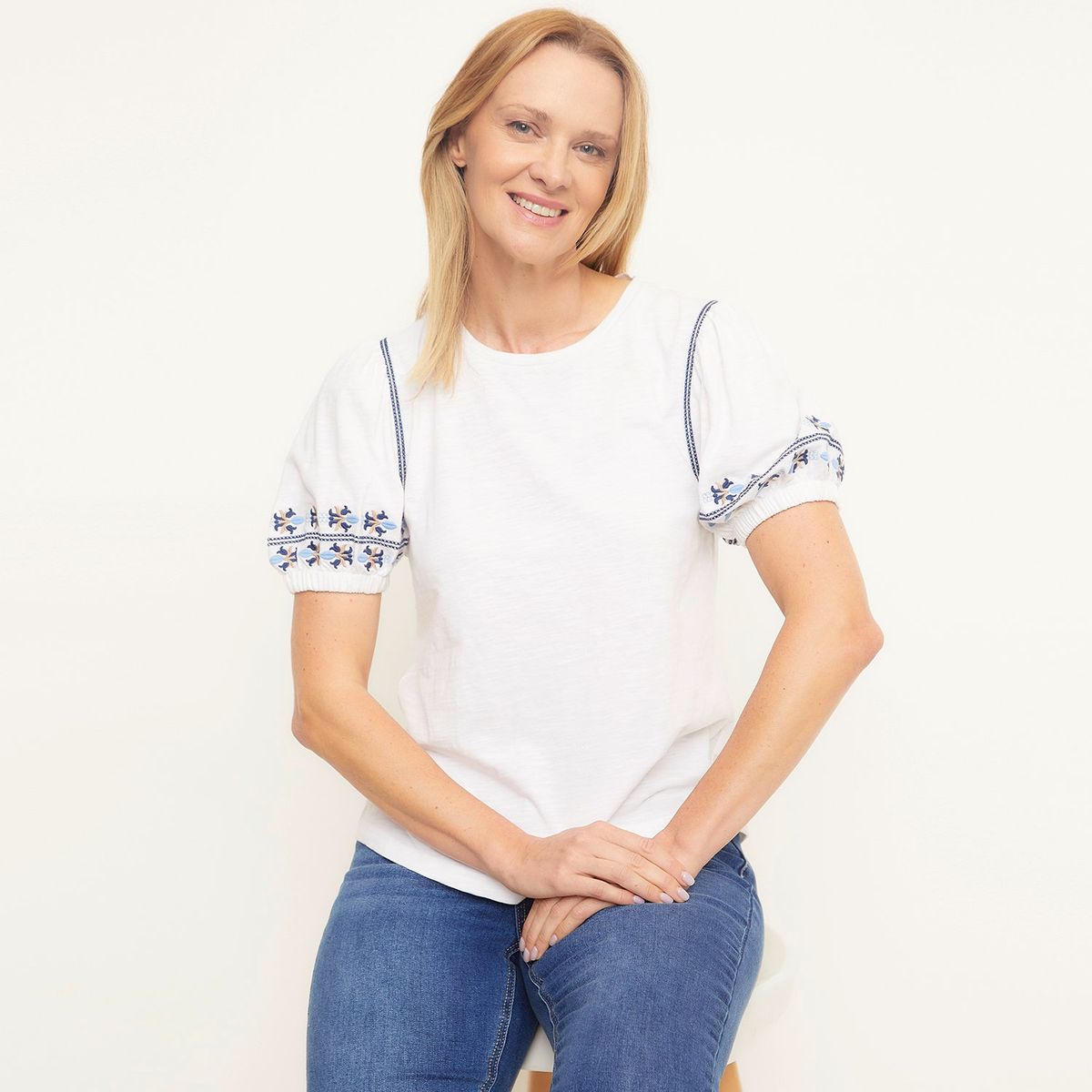 NEWPORT - Polera Newport Manga Corta Globo Bordados