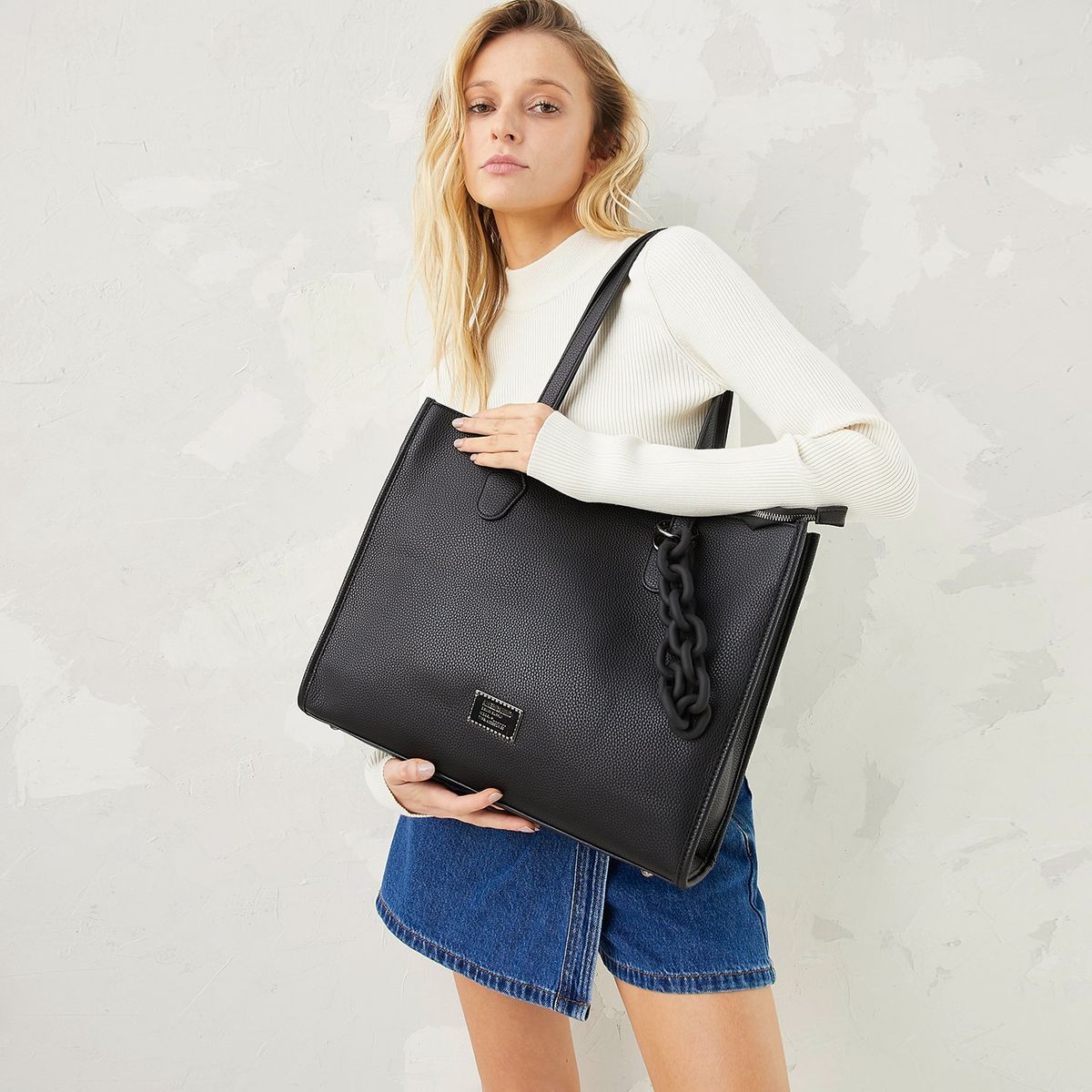 AMERICANINO - Cartera Americanino Negra con Cadena