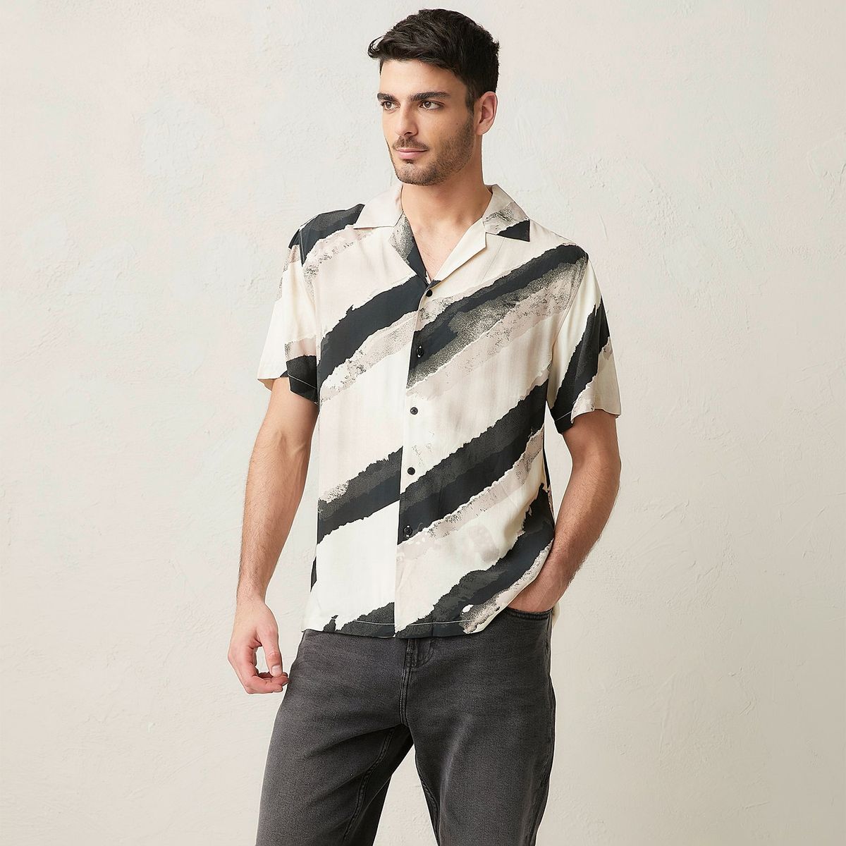 BASEMENT - Camisa Manga Corta Relaxed Fit Flores Viscosa Hombre Basement