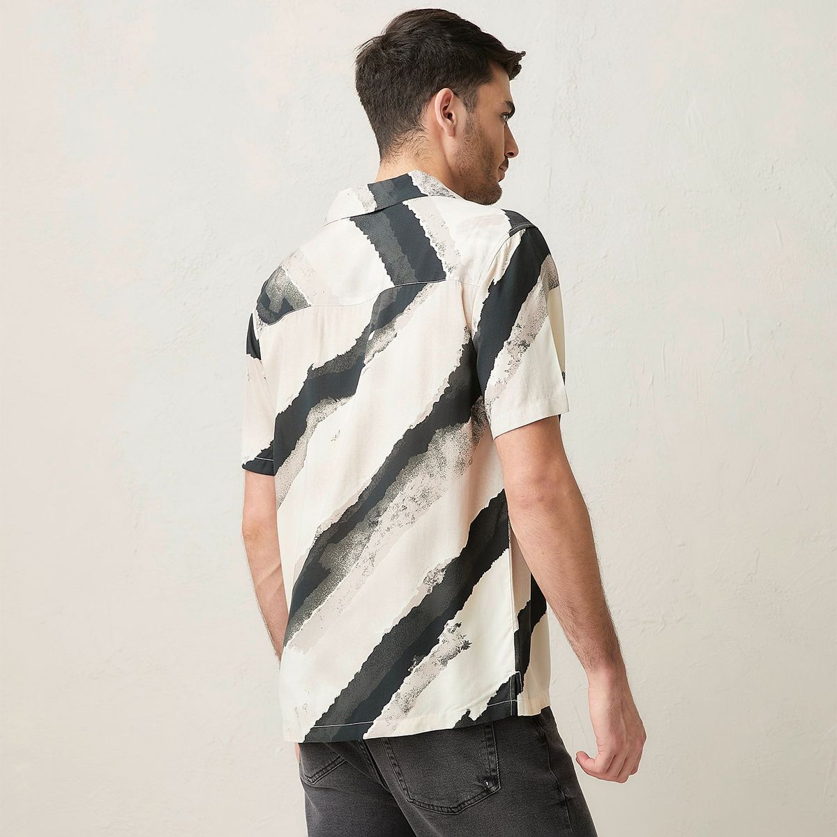 BASEMENT - Camisa Manga Corta Relaxed Fit Flores Viscosa Hombre Basement