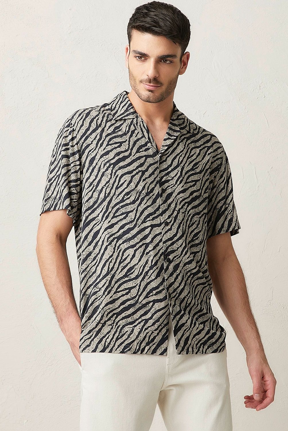 BASEMENT - Camisa Manga Corta Relaxed Fit Flores Viscosa Hombre Basement