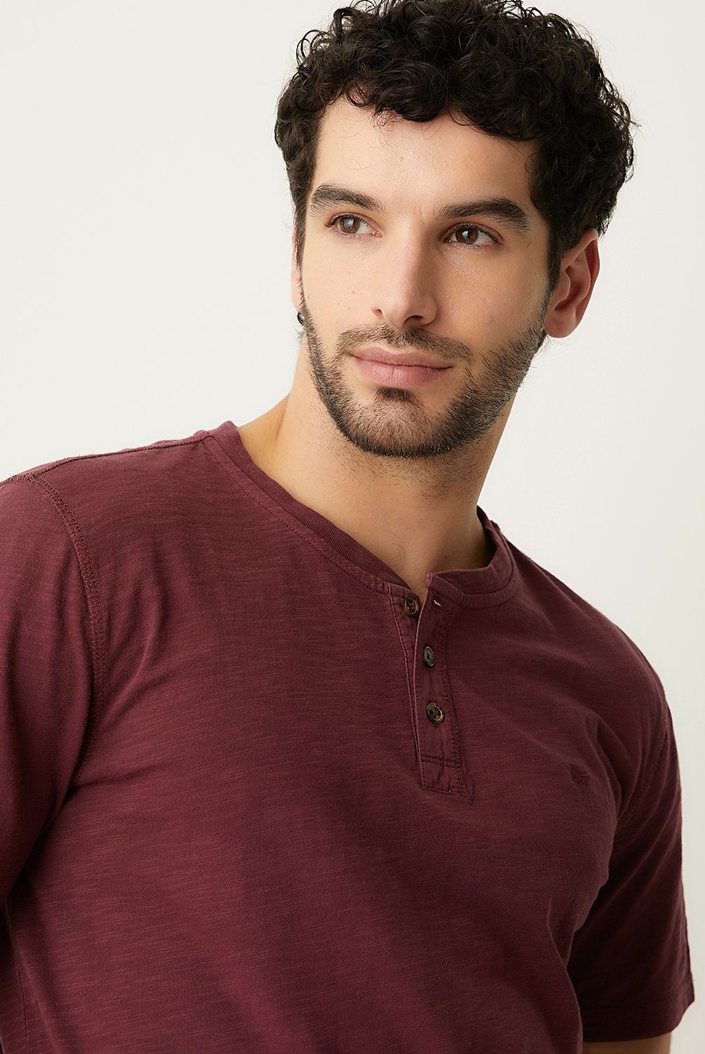 UNIVERSITY CLUB - Polera University Club Manga Corta Cuello Henley Hombre Algodón