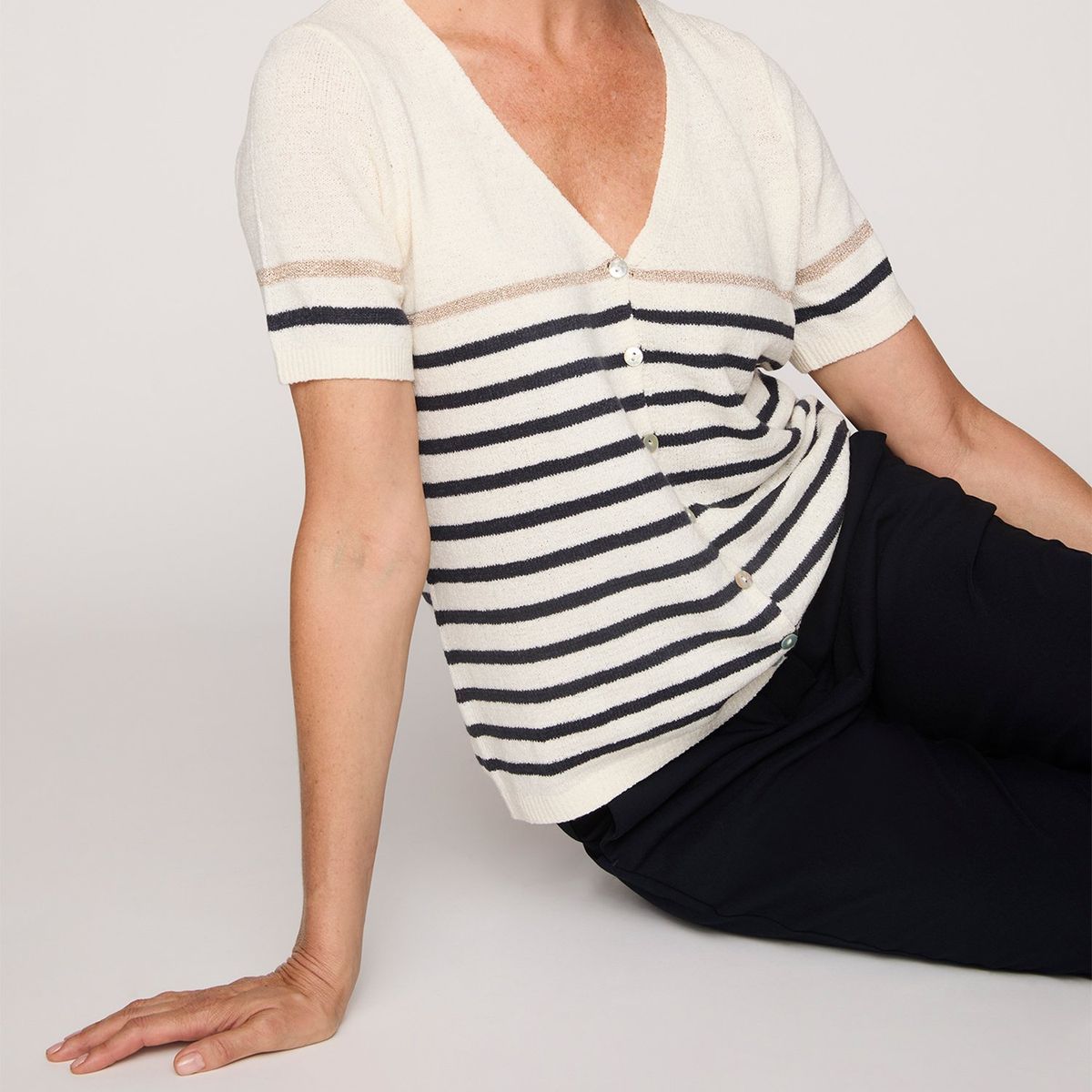 APOLOGY - Polera Manga Corta Mujer Apology Acrílico Cuello V