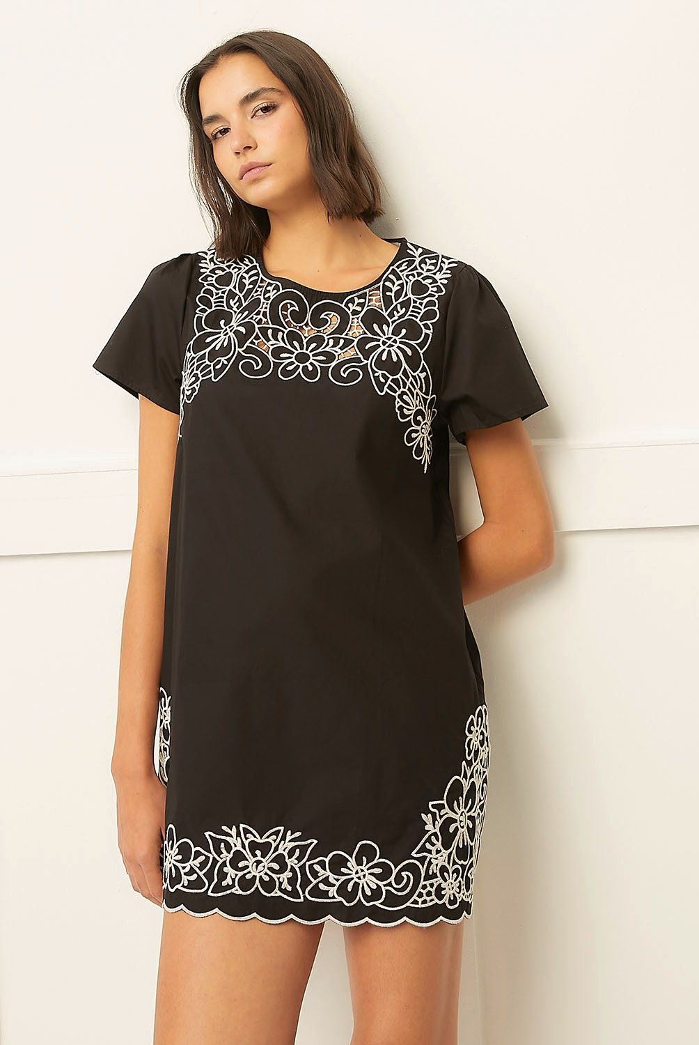 BASEMENT - Vestido Corto Basement Algodón Bordado Flores Mujer
