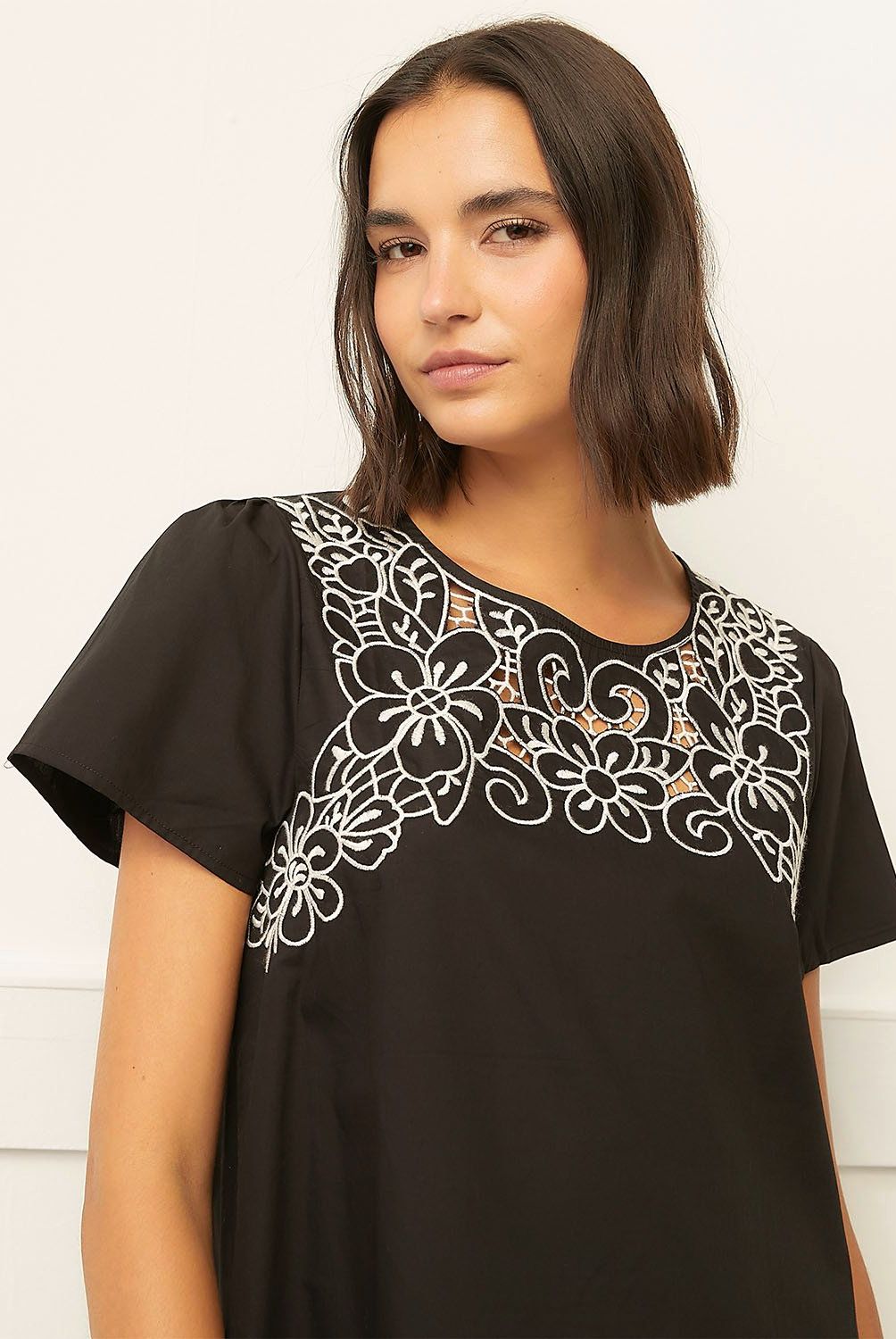 BASEMENT - Vestido Corto Basement Algodón Bordado Flores Mujer