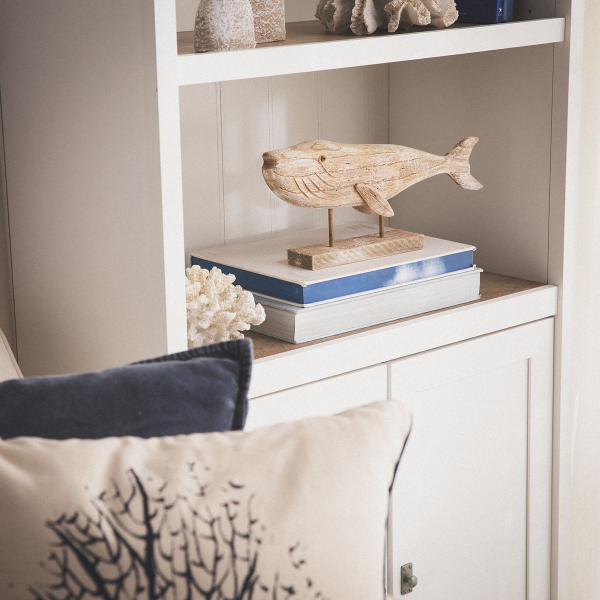 BASEMENT HOME - Adorno Decorativo Pedestal Ballena Madera 17 Cm Coastal Basement Home