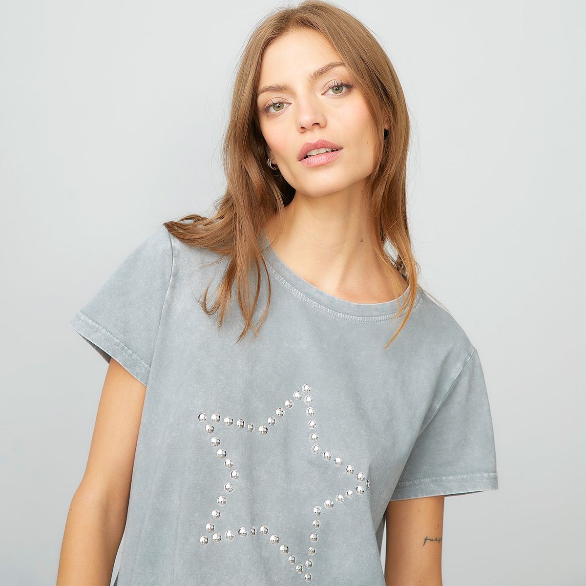 AMERICANINO - Polera Americanino Boxy Fit Tachas Manga Corta Mujer