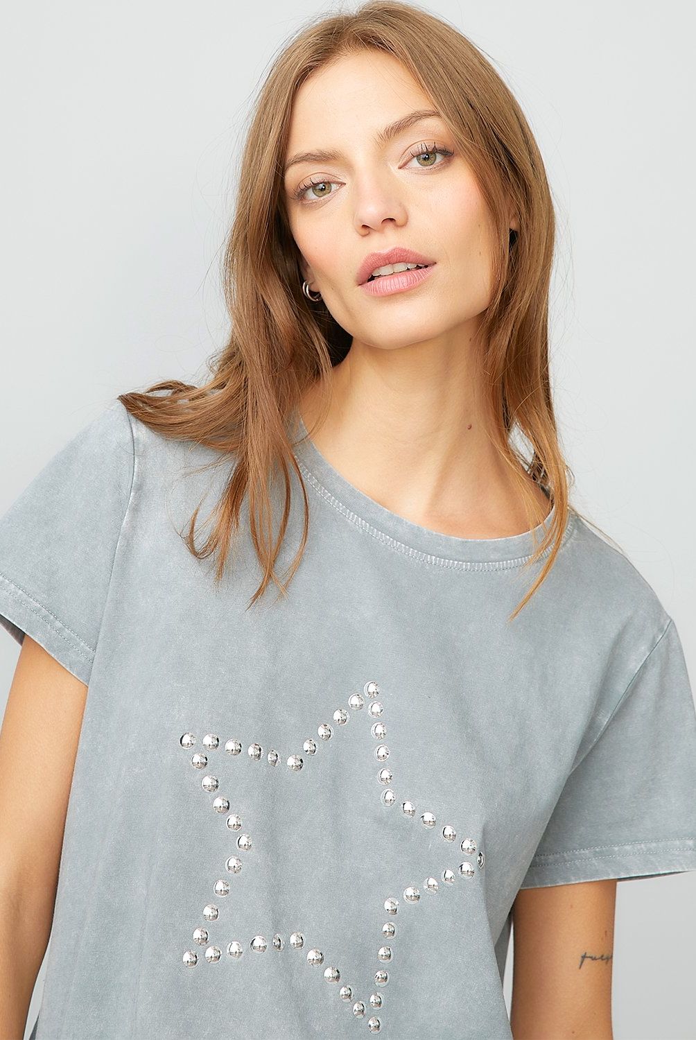 AMERICANINO - Polera Americanino Boxy Fit Tachas Manga Corta Mujer