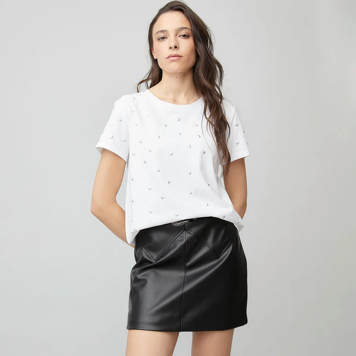 AMERICANINO - Polera Americanino Boxy Fit Tachas Manga Corta Mujer