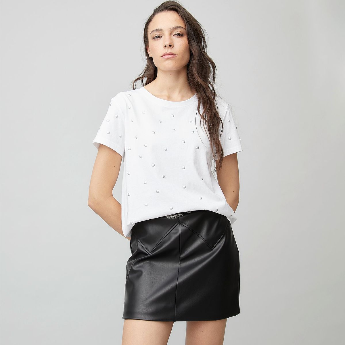 AMERICANINO - Polera Americanino Boxy Fit Tachas Manga Corta Mujer