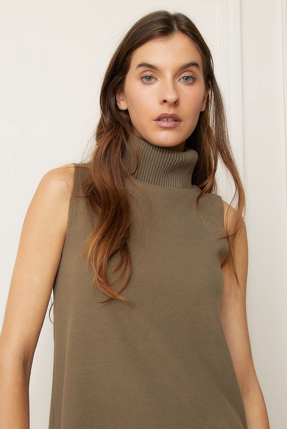 BASEMENT - Sweater Sin Manga Cuello Alto Basement Mujer Algodón