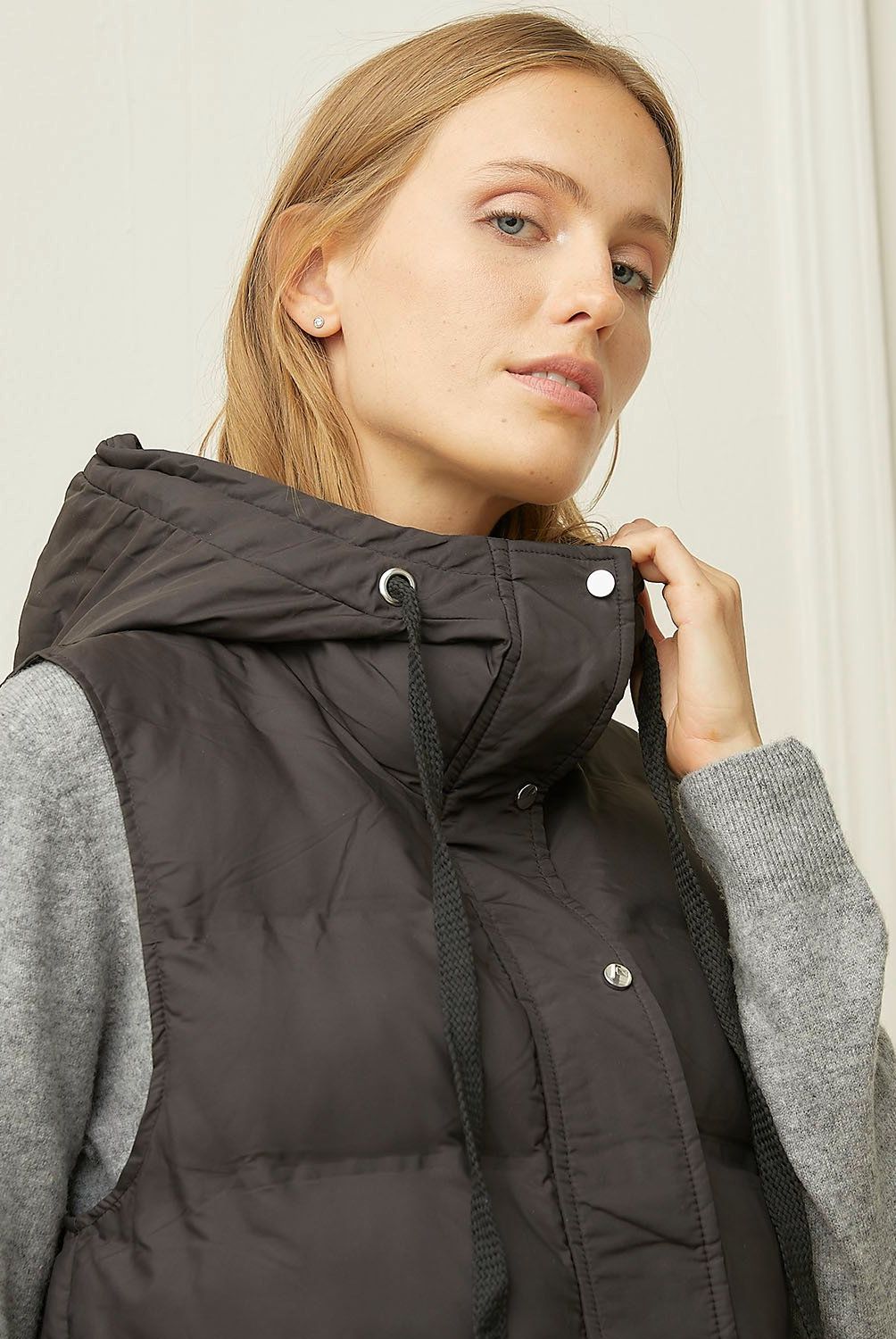 BASEMENT - Parka Basement Mujer Sin Mangas Con Gorro