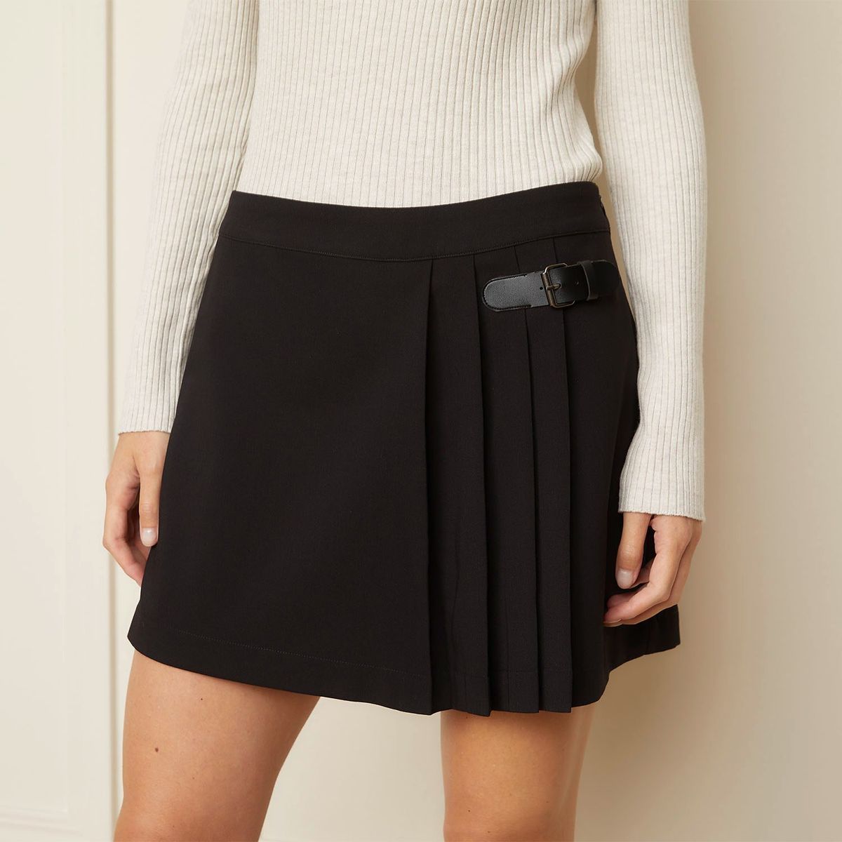 BASEMENT - Falda Short Mujer Basement Mini Tiro Alto Diseño Liso con Hebilla