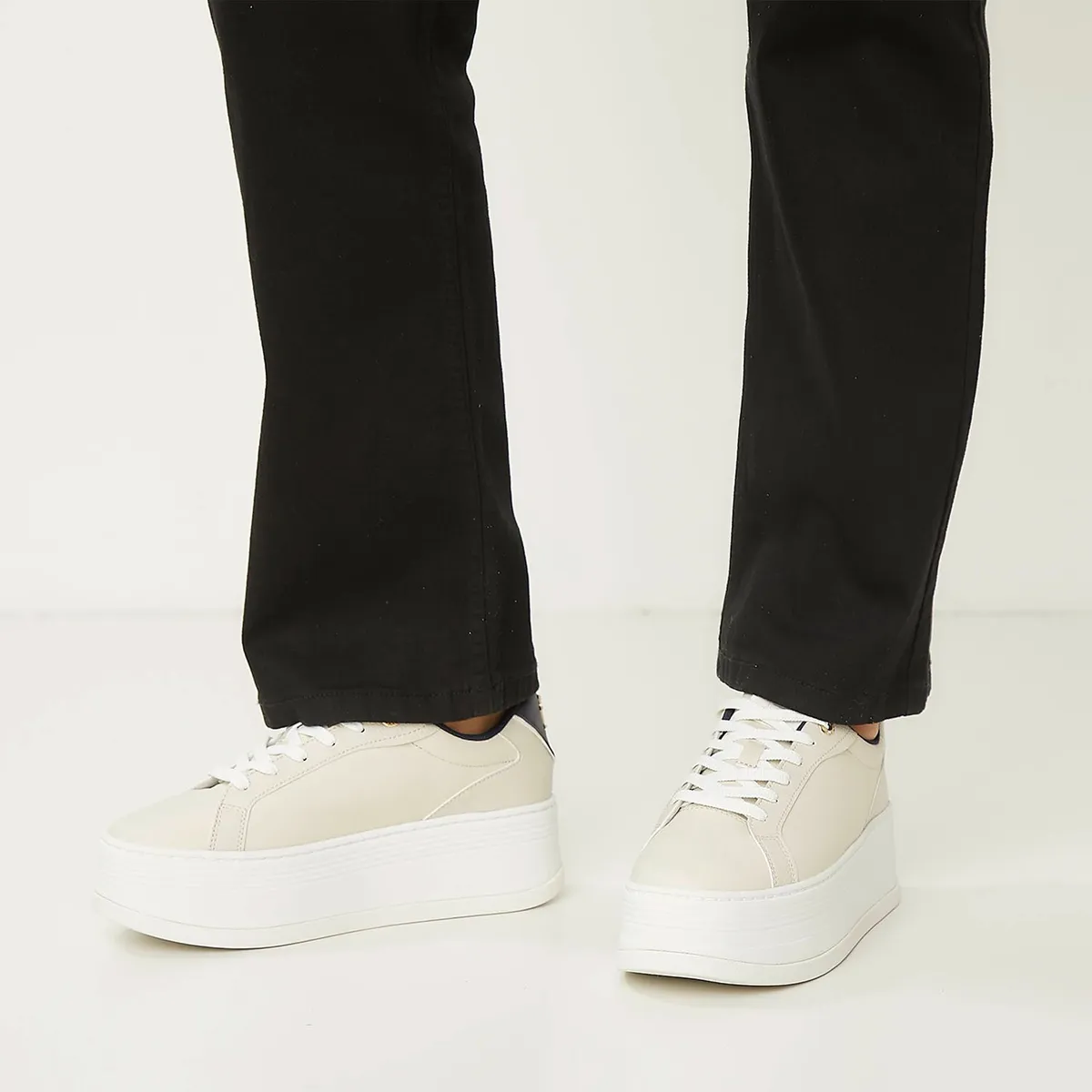 TOMMY HILFIGER - Zapatilla Urbana Mujer Cuero Beige Tommy Hilfiger