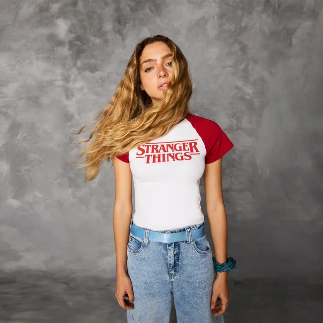 SYBILLA - Polera Stranger Things Mujer Sybilla