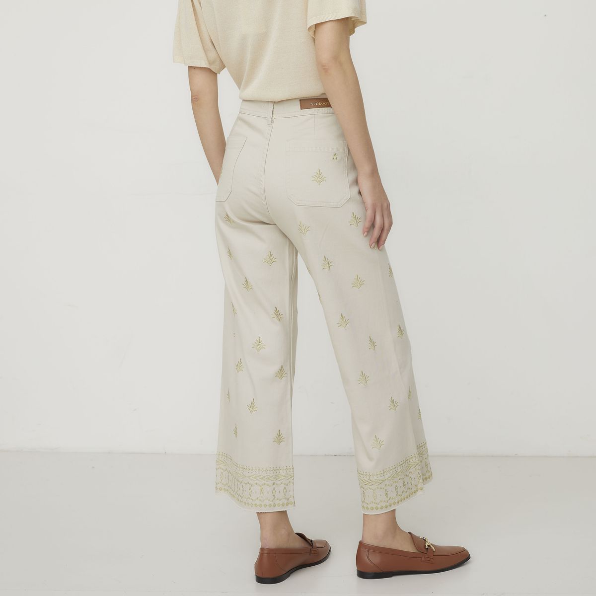 APOLOGY - Pantalón Crop Fit Tiro Alto Mujer Apology