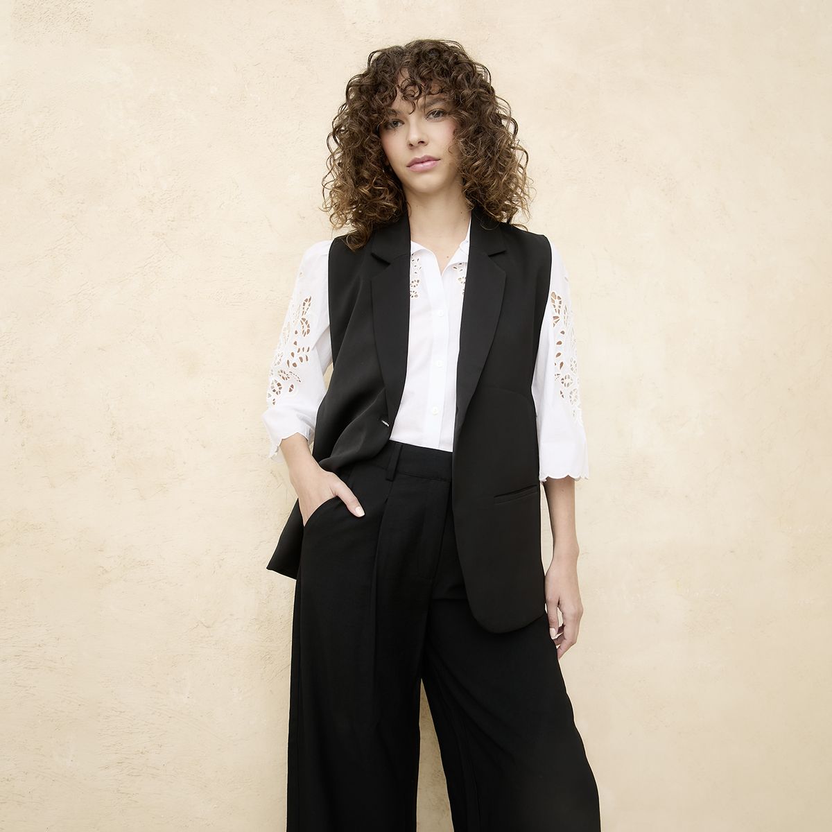 BASEMENT - Blazer Sin Mangas Mujer Basement