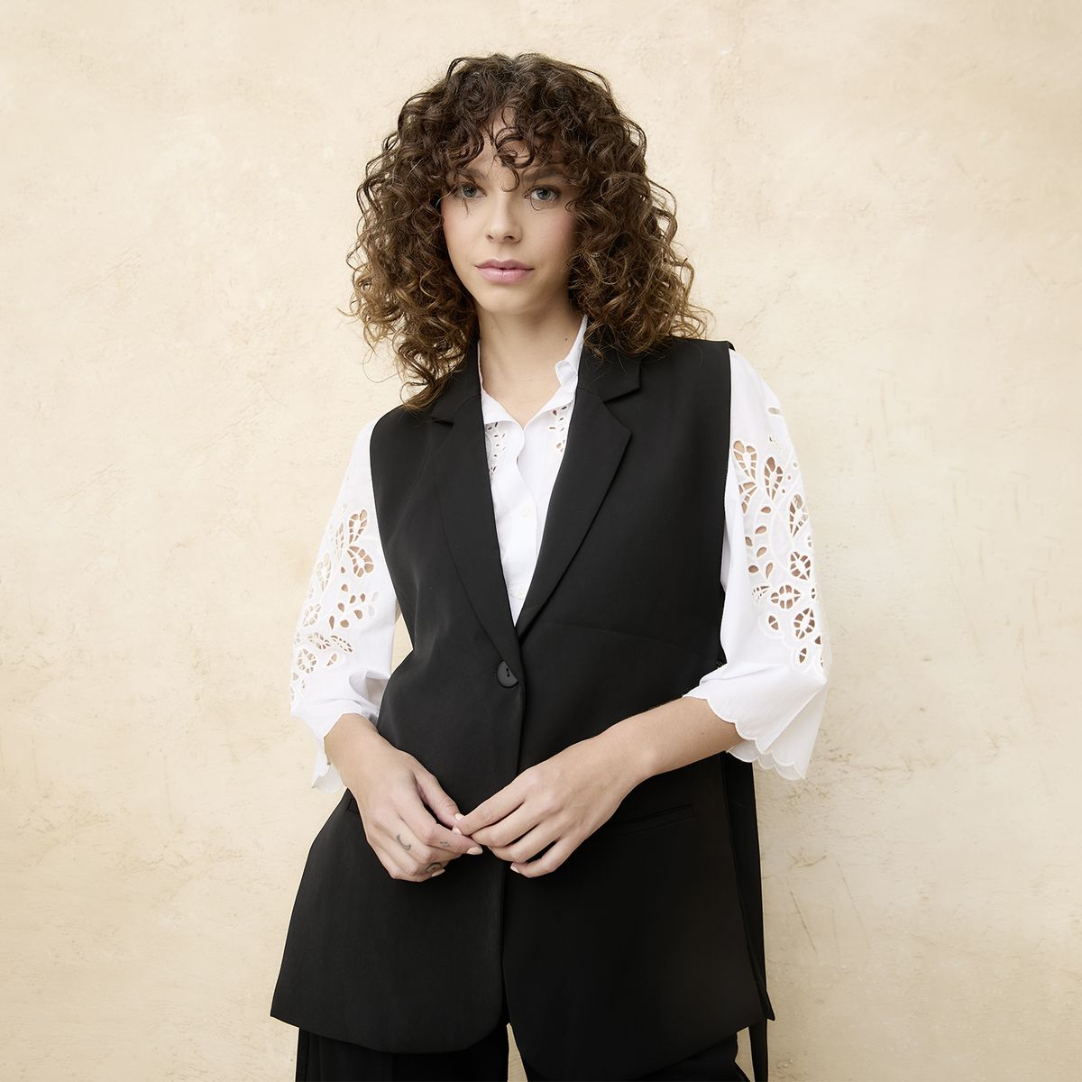 BASEMENT - Blazer Sin Mangas Mujer Basement