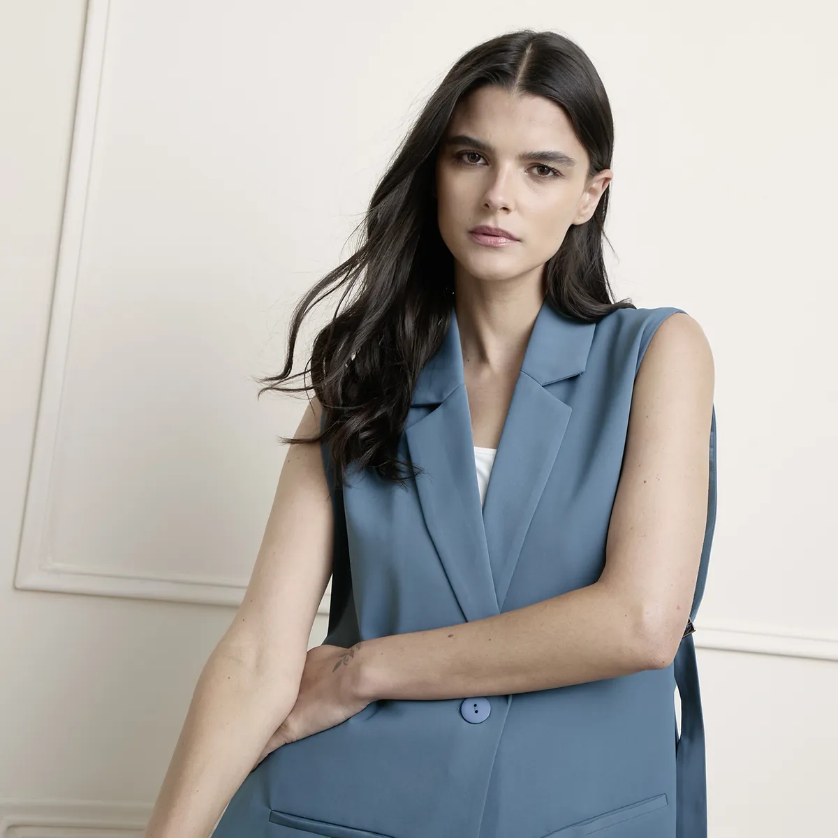 BASEMENT - Blazer Sin Mangas Mujer Basement