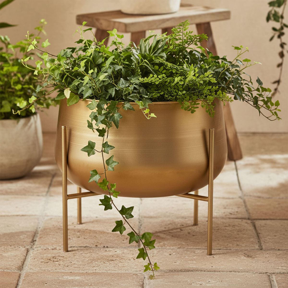 MICA - Macetero Con Pedestal De Metal Dorado 25X24 Cm Decoración Mica