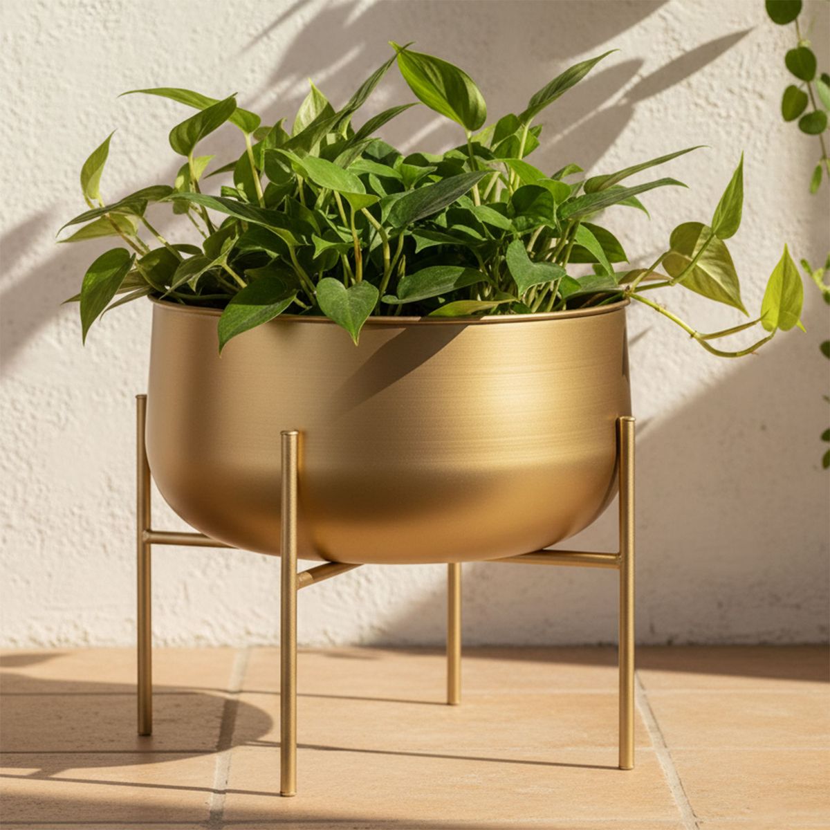 MICA - Macetero Con Pedestal De Metal Dorado 25X24 Cm Decoración Mica