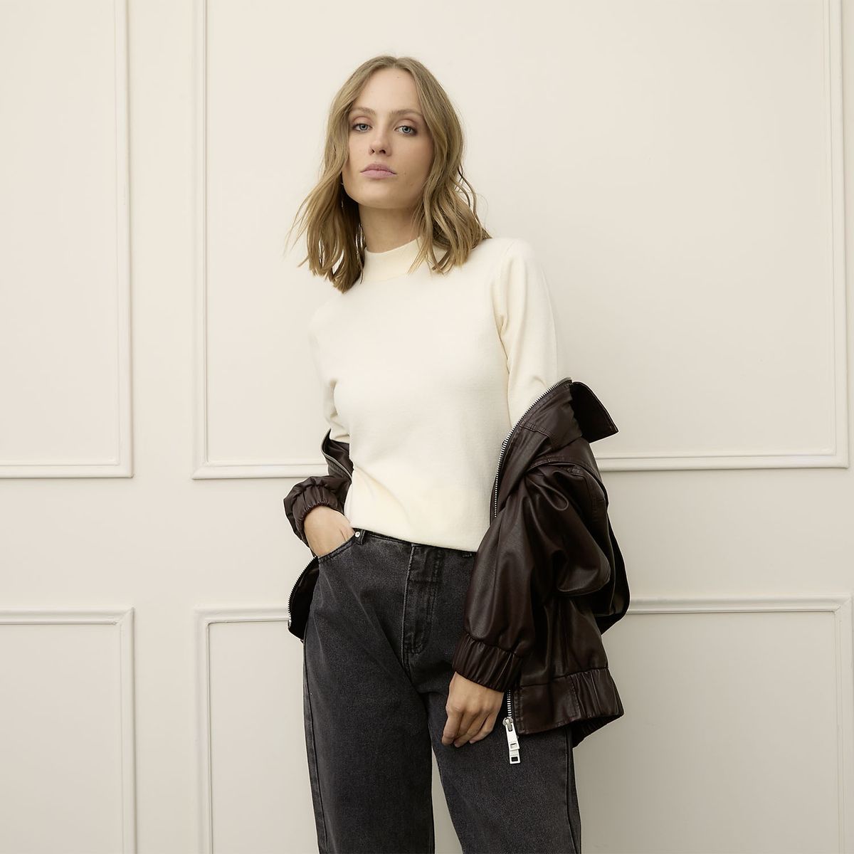 BASEMENT - Sweater Manga Larga Basement Mujer Cuello Alto Liso