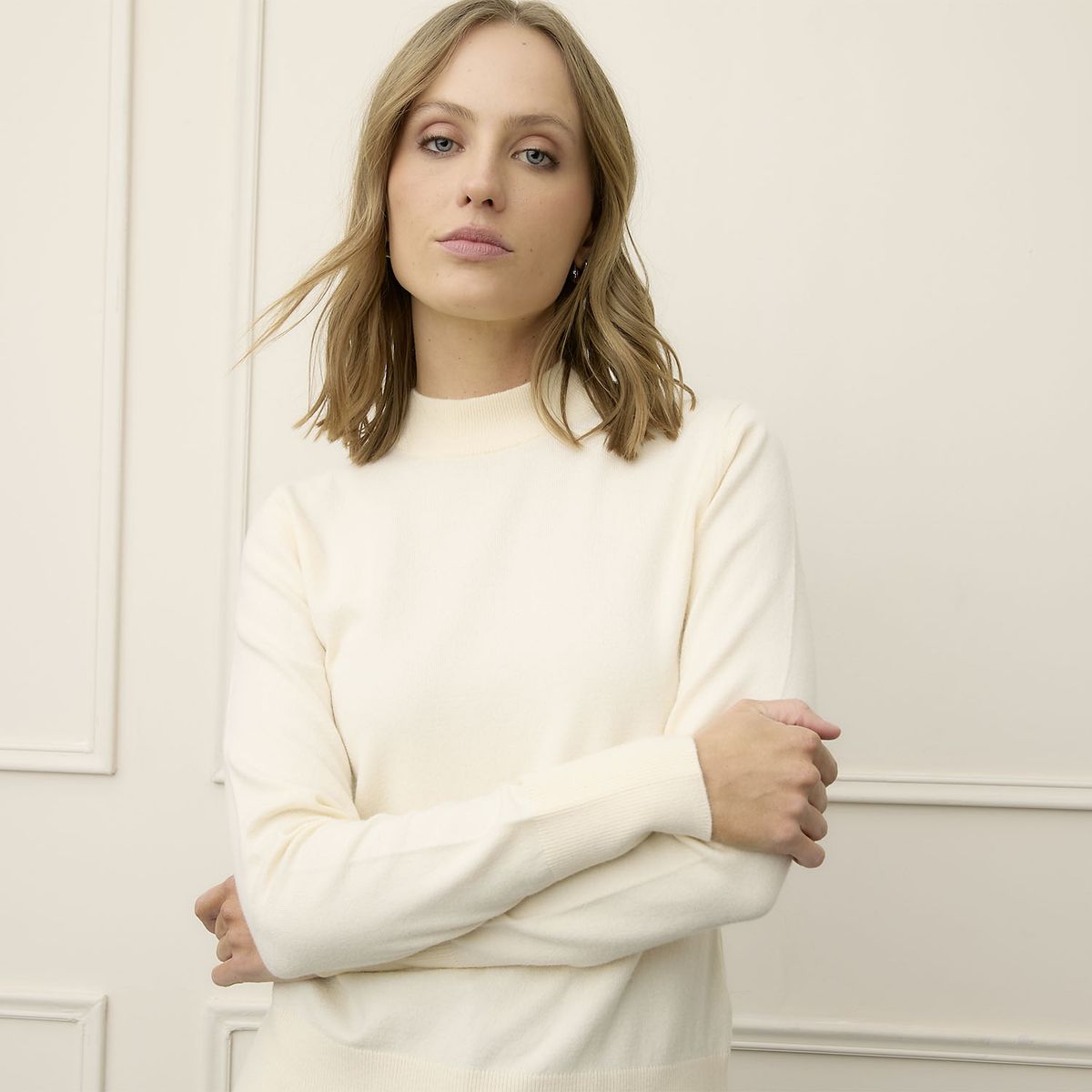 BASEMENT - Sweater Manga Larga Basement Mujer Cuello Alto Liso