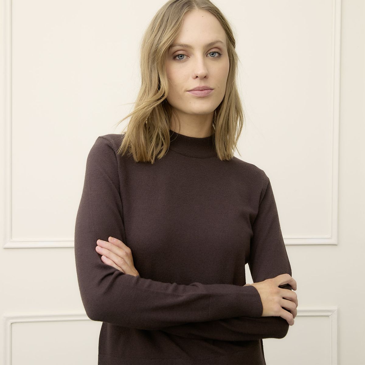 BASEMENT - Sweater Manga Larga Basement Mujer Cuello Alto Liso