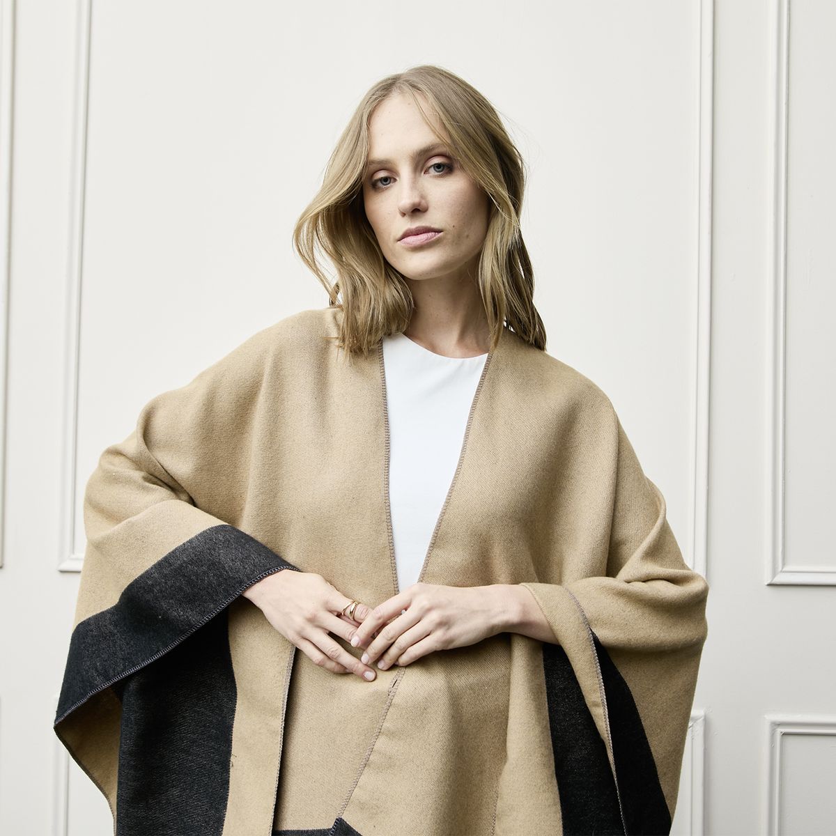 BASEMENT - Poncho Mujer Basement