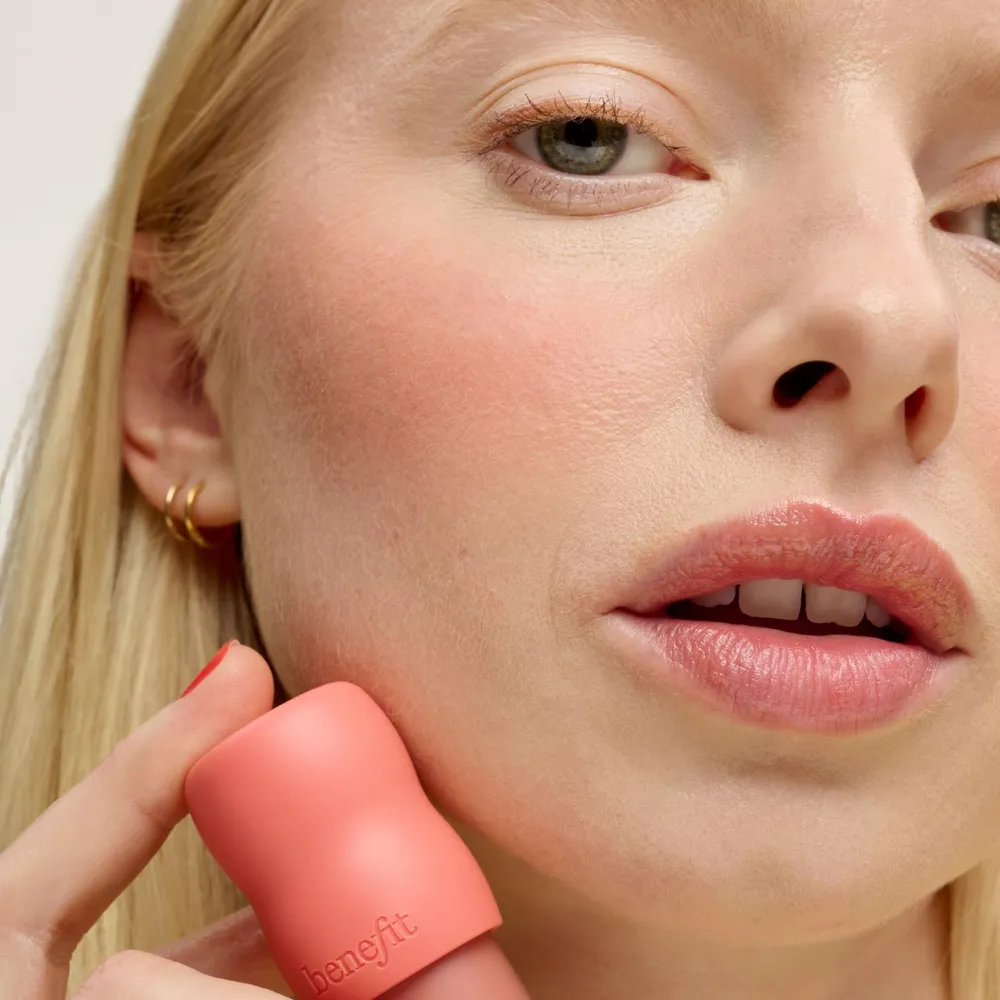 Benefit Play Daze Liquid Blush Apricotta, foto 4