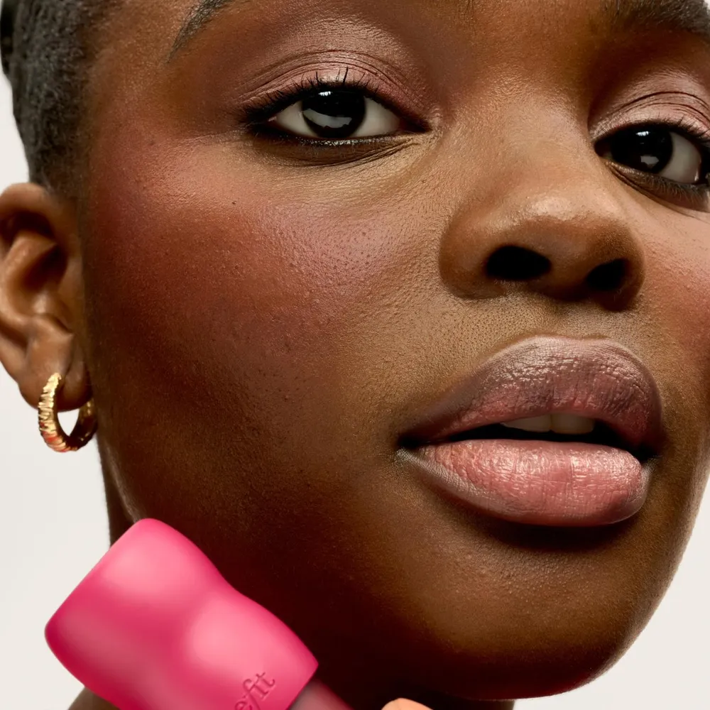 Benefit Play Daze Liquid Blush Berri, foto 4